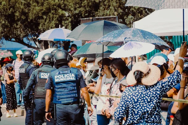 Polis, 5 Mayıs 'taki geçit töreni öncesinde halkı ihtiyatlı bir şekilde gözaltına aldı