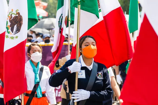 Öğrenci müzik grubu 5 Mayıs 'taki Puebla Savaşı anısına geçit töreni düzenliyor.