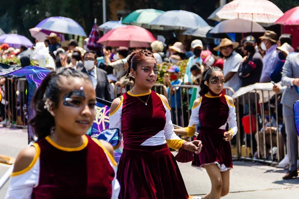 Öğrenciler 5 Mayıs 'taki Puebla Savaşı' nın yıldönümü anısına geçit töreni düzenliyorlar.