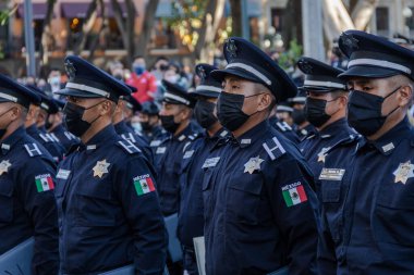 Puebla şehrinin Zocalo 'sunda belediye polisleri nöbet tutuyor.