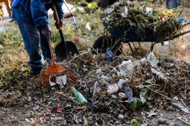 Komşular Puebla şehrinde bir vadide temizlik yapıyorlar.
