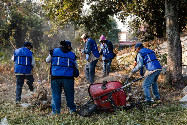 Komşular Puebla şehrinde bir vadide temizlik yapıyorlar.