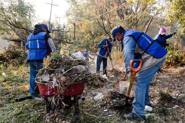 Komşular Puebla şehrinde bir vadide temizlik yapıyorlar.