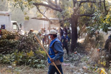 Komşular Puebla şehrinde bir vadide temizlik yapıyorlar.