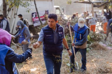 Komşular Puebla şehrinde bir vadide temizlik yapıyorlar.