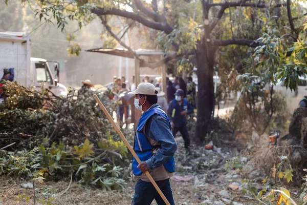 Komşular Puebla şehrinde bir vadide temizlik yapıyorlar.
