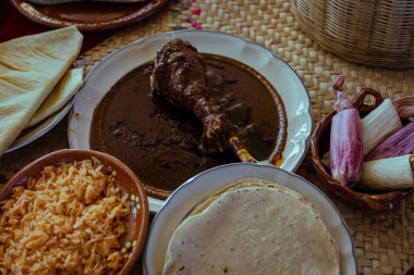 San Lucas Atzala, Puebla 'dan kırmızı mısır tortilla ile sarmalanmış Köstebek