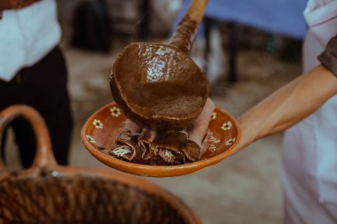 San Lucas Atzala, Puebla 'dan kırmızı mısır tortilla ile sarmalanmış Köstebek