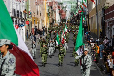 Meksika 'nın bağımsızlığının anısına Puebla sokaklarında Meksika askeri geçidi