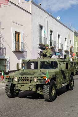 Meksika ordusu Puebla sokaklarında gösteri yapıyor.