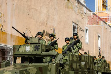 Meksika ordusu Puebla sokaklarında gösteri yapıyor.