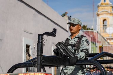 Ulusal Muhafız birlikleri Puebla sokaklarında yürüyor.