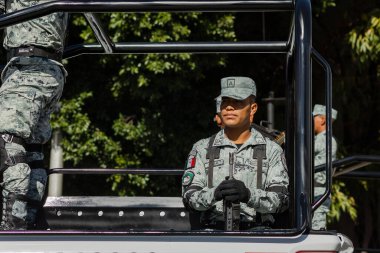 Ulusal Muhafız birlikleri Puebla sokaklarında yürüyor.