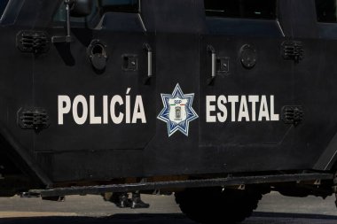 Puebla eyalet polisi tarihi merkezin sokaklarını koruyor.