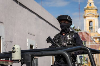 Puebla eyalet polisi tarihi merkezin sokaklarını koruyor.