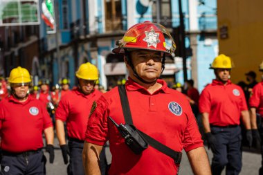 Şehrin itfaiyecileri Puebla şehrinde geçit töreni yapıyorlar.