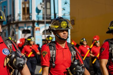Şehrin itfaiyecileri Puebla şehrinde geçit töreni yapıyorlar.