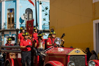Şehrin itfaiyecileri Puebla şehrinde geçit töreni yapıyorlar.