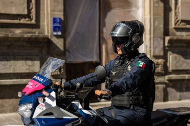 Puebla eyalet polisi bir gözetim operasyonunda sokaklarda yürüyor.