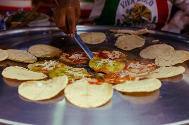 Chalupas poblanas hazırlığı, Meksika yemeği Puebla Mexico