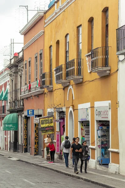 Calle Ciudad Día Nublado Con Gente Caminando — Foto de Stock