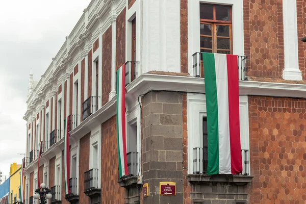 Bandera Mexicana Ondea Desde Balcón Una Ciudad Colonial — Foto de Stock