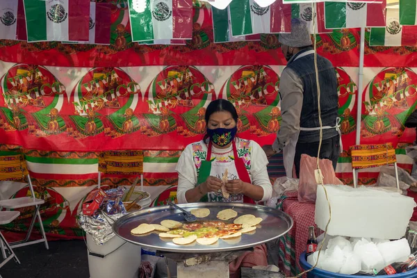 Kok Van Chalupas Poblanas Een Straatkraam Puebla — Stockfoto