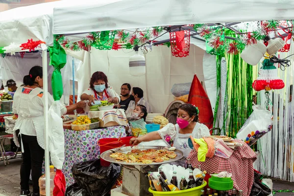 Μάγειρας Του Chalupas Poblanas Έναν Πάγκο Δρόμο Στην Puebla — Φωτογραφία Αρχείου