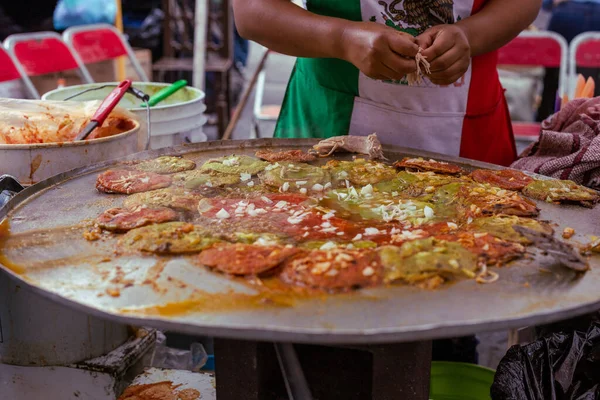 Подготовка Chalupas Poblanas Мексиканская Еда Puebla Mexico — стоковое фото