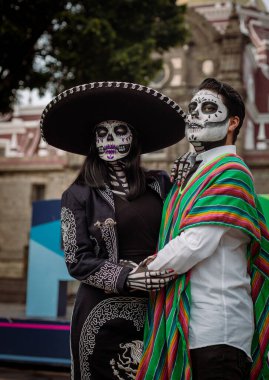 Calavera Catrina portresi, kafatası şekeri makyajı ve cempasuchil çiçek tacıyla. Ölüler Günü.