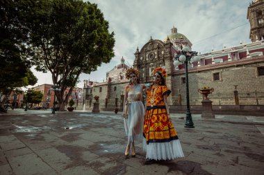 Calavera Catrina portresi, kafatası şekeri makyajı ve cempasuchil çiçek tacıyla. Ölüler Günü.