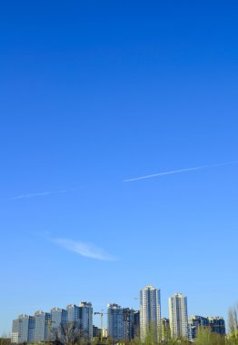 gökdelen ve mavi gökyüzü