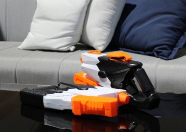 Su tabancaları. Masanın üzerinde beyaz ve siyah su tabancaları var.