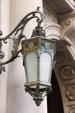 Duvara asılmış demir antika sokak feneri