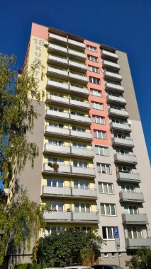 Ceske Budejovice, Çek Cumhuriyeti - 10 Ekim 2021: Güzel bir sonbahar günü boyunca balkonlu ve yeniden inşa edilmiş apartman blokları.