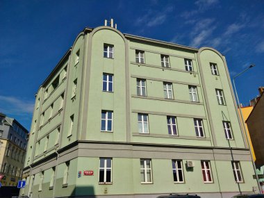 Prag, Çek Cumhuriyeti - 2 Ekim 2021: Güzel bir günde yeşil cepheli eski tarz belediye binası.