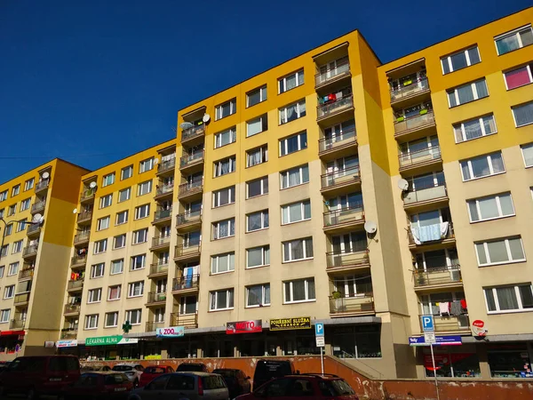 Benesov u Prahy, Çek Cumhuriyeti - 28 Eylül 2021: Yeniden inşa edilmiş sarı cepheli eski apartman blokları bej rengine doğru iniyor.