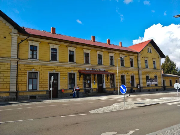 Benesov Prahy Czech Republic September 2021 Yellow Building Main Train — Stock Photo, Image