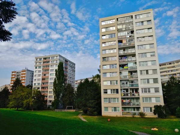 Prag, Çek Cumhuriyeti - 26 Eylül 2021: Prag 'ın Prosek ilçesinin çimenli bölgesinde üç eski apartman bloğu.
