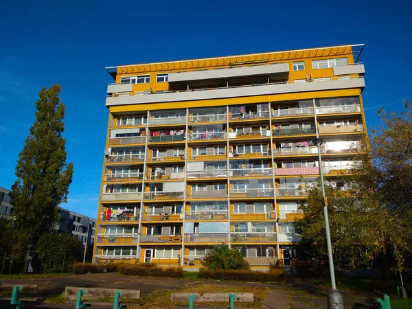 Praga Czechy Października 2021 Wysoki Żółty Blok Mieszkalny Balkonem Każdym — Zdjęcie stockowe