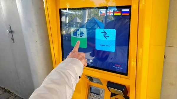 프라하 공화국 2021 자켓을 프라하의 자판기를 이용해 티켓을 구매하고 디스플레이는 — 스톡 사진