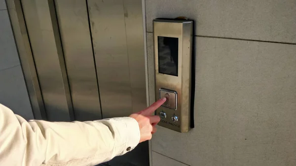 Una Persona Está Presionando Botón Ascensor Usando Dedo Índice Tablero —  Fotos de Stock