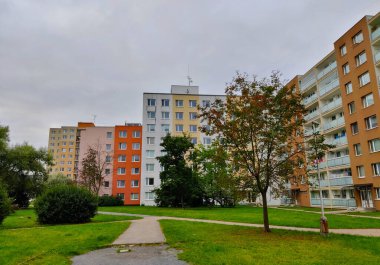 Kladno, Çek Cumhuriyeti - 19 Eylül 2021: Önlerinde park olan Kladno 'da renkli apartman blokları.