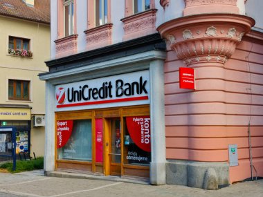Benesov u Prahy, Çek Cumhuriyeti - 28 Eylül 2021: Benesov şehir merkezindeki pembe tarihi binadaki UniCredit bankasının küçük yerel şubesi.