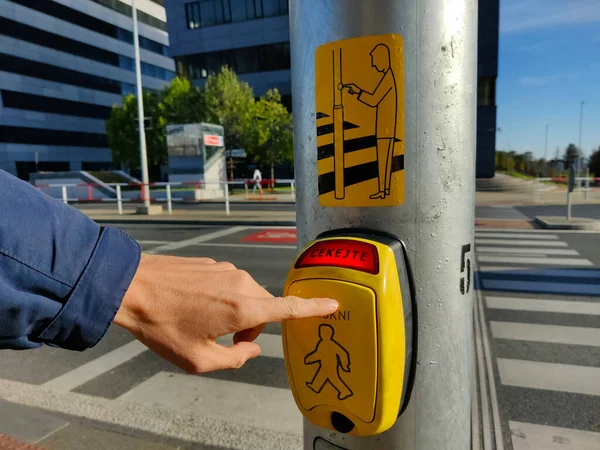 Alguien Está Presionando Botón Del Semáforo Peatonal Parte Aligeramiento Caja —  Fotos de Stock
