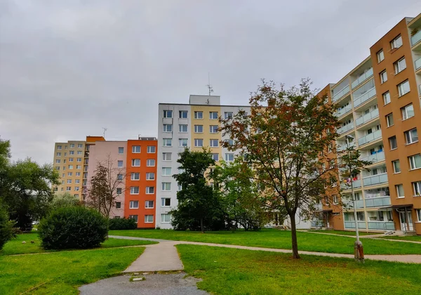 Kladno, Çek Cumhuriyeti - 19 Eylül 2021: Önlerinde park olan Kladno 'da renkli apartman blokları.
