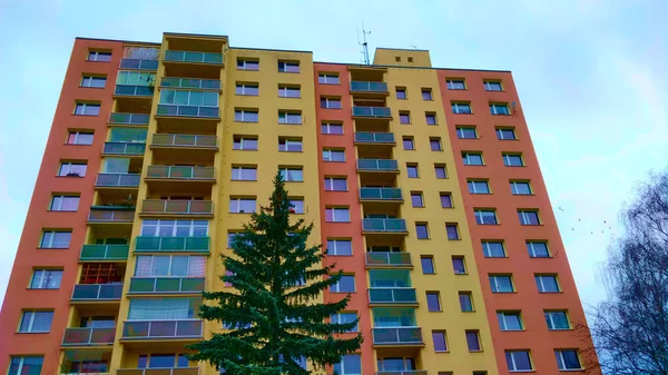 Pilsen Tsjechië December 2021 Hoogbouw Flatgebouw Met Gele Oranje Gevel — Stockfoto