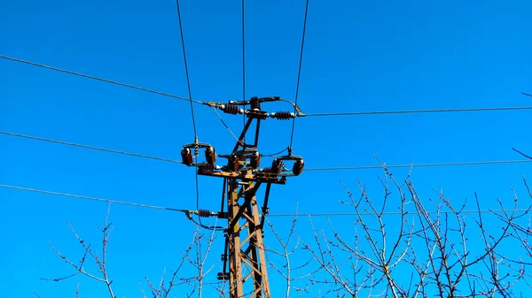 Elektrik Dağıtım Şebekesi Arka Planda Mavi Gökyüzü Ile Karşıdan Karşıya — Stok fotoğraf
