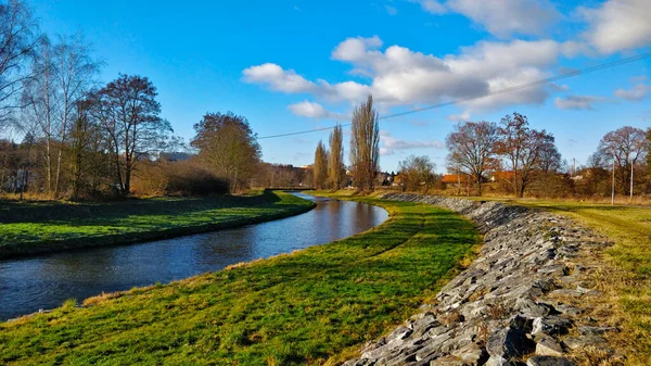 Sungai Mengalir Melalui Dasar Sungai Buatan Yang Terbuat Dari Rumput — Stok Foto