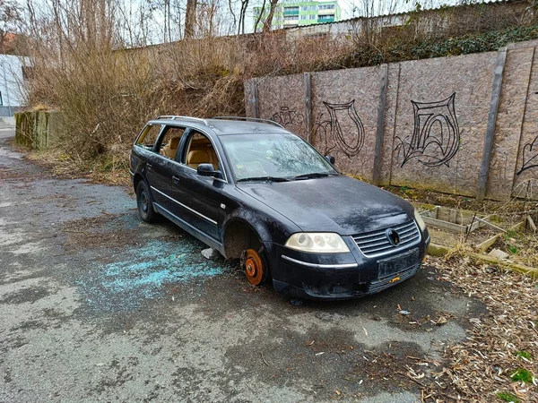 Wypadek Samochodu Bez Przedniego Koła Wybite Szyby Szkło Wciąż Jest — Zdjęcie stockowe